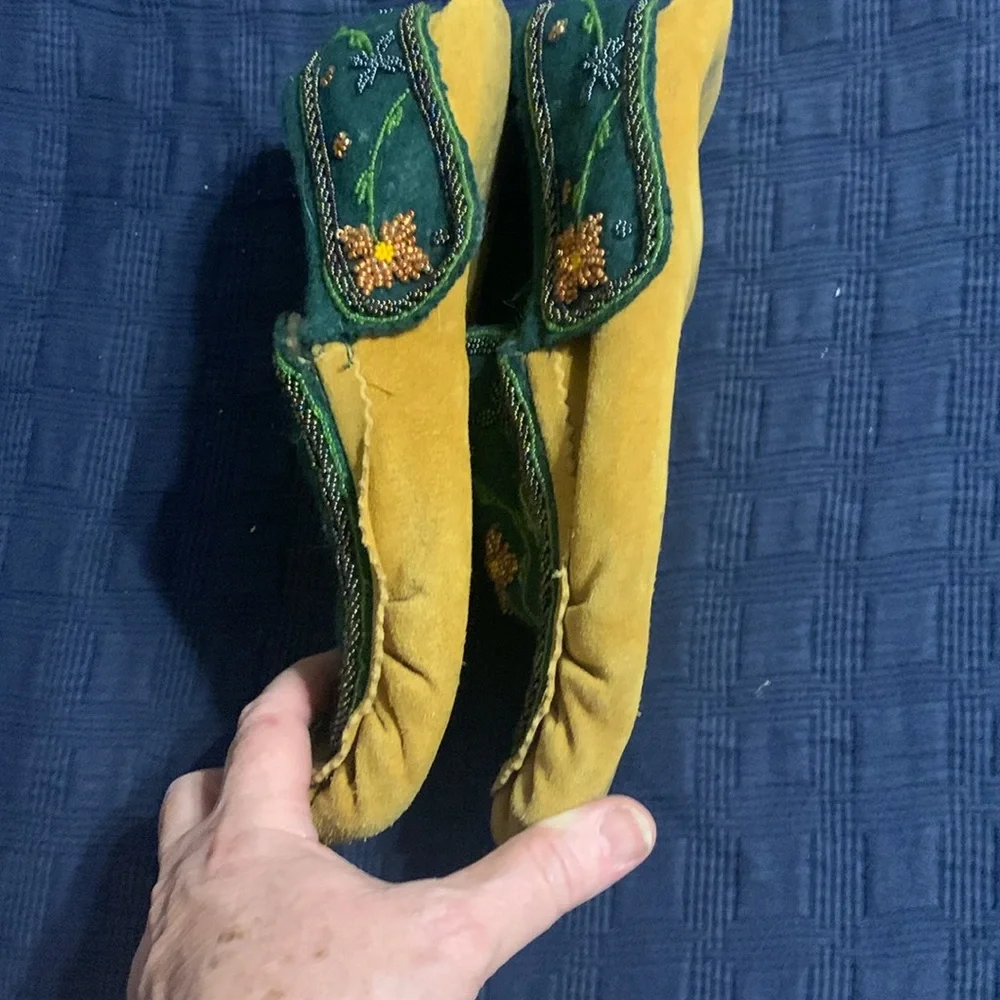 Leather moccasin house shoes with felt and beautiful beadwork - Picture 2 of 5